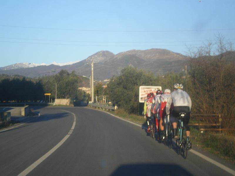 5 in fila verso la neve.jpg